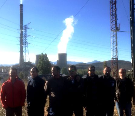 Los mineros frente a la central, en funcionamiento Los mineros frente a la central, en funcionamiento