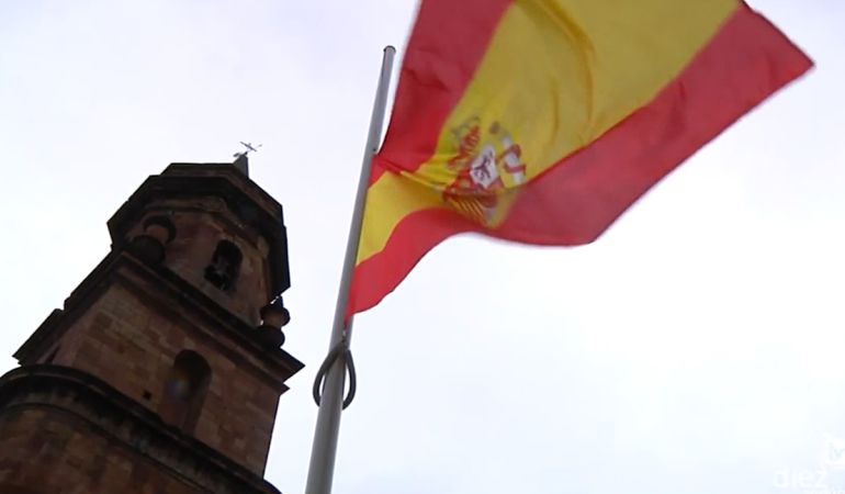 Izado de la bandera nacional el año pasado en la Plaza de España Izado de la bandera nacional el año pasado en la Plaza de España