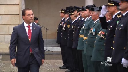 El alcalde de Andújar, Francisco Huerta, pasando revista a las fuerzas de seguridad El alcalde de Andújar, Francisco Huerta, pasando revista a las fuerzas de seguridad
