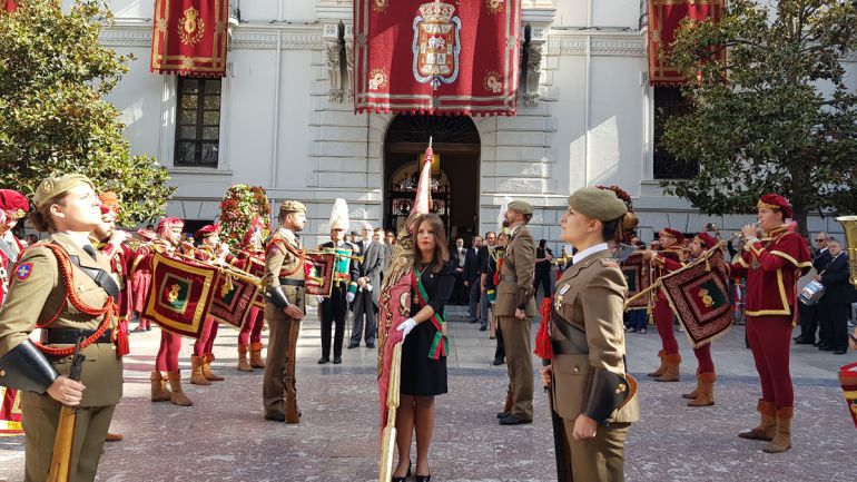 La concejala Lorena Rodríguez porta el Pendón de Castilla en la celebración en Granada del 525 aniversario del Descubrimiento de América La concejala Lorena Rodríguez porta el Pendón de Castilla en la celebración en Granada del 525 aniversario del Descubrimiento de América