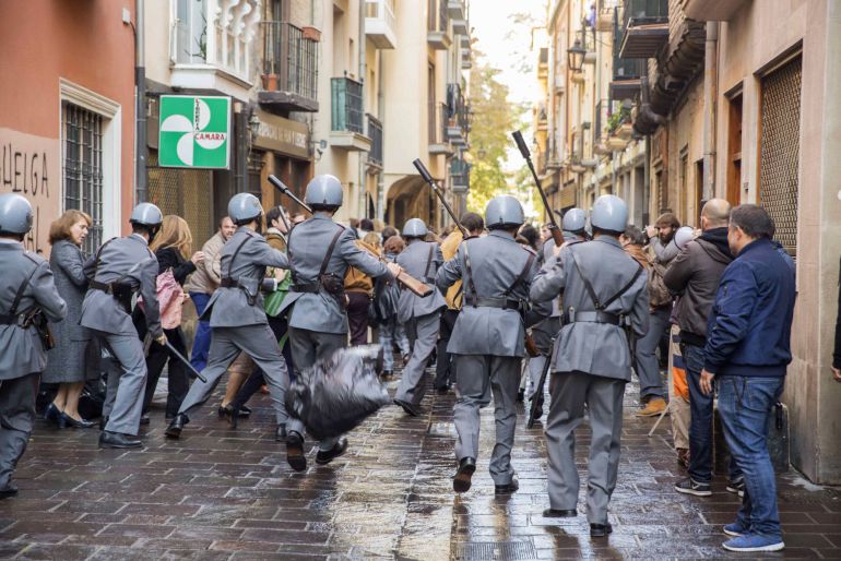 Los 'grises' toman el Casco viejo Los 'grises' toman el Casco viejo