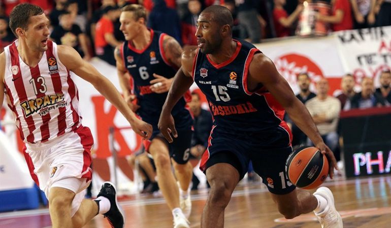 Granger, el mejor del Baskonia, trata de esquivar la defensa de Strelnieks. Granger, el mejor del Baskonia, trata de esquivar la defensa de Strelnieks.