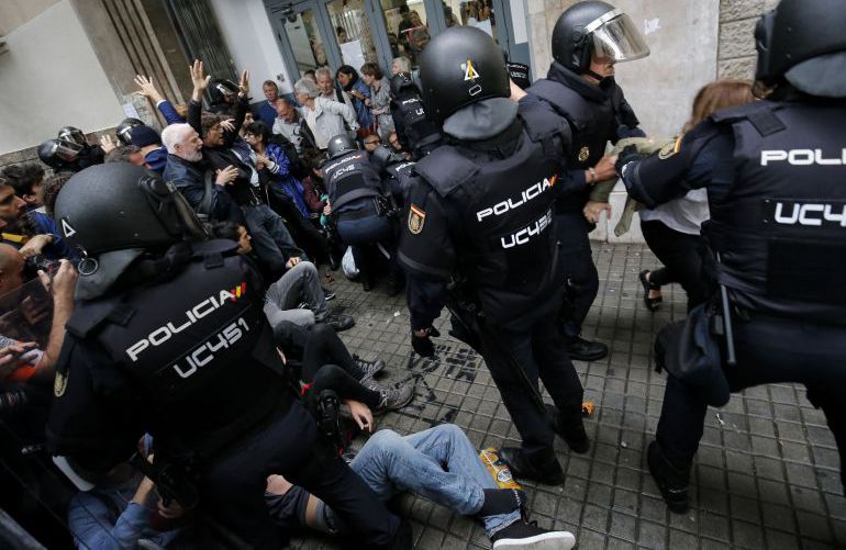 La Policía cargando contra personas ante un recinto de votación del Referéndum catalán La Policía cargando contra personas ante un recinto de votación del Referéndum catalán