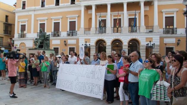 Protesta de la AMPA del C.P. Arias Montano ante el Ayuntamiento, tras la eliminación de la figura del conserje en el centro. Protesta de la AMPA del C.P. Arias Montano ante el Ayuntamiento, tras la eliminación de la figura del conserje en el centro.