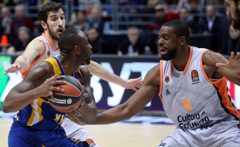 Will Thomas of Valencia Basket in action against James Anderson of Khimki Moscow Will Thomas of Valencia Basket in action against James Anderson of Khimki Moscow