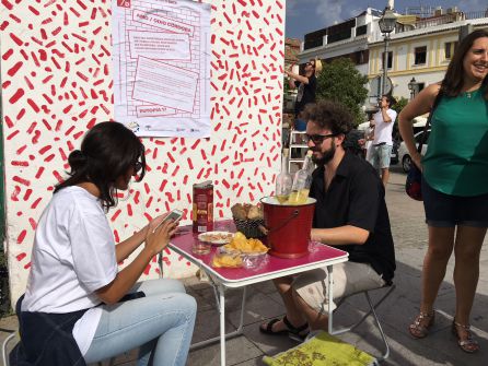 Una encuestadora pregunta a un joven en el paseo de la Ribera Una encuestadora pregunta a un joven en el paseo de la Ribera