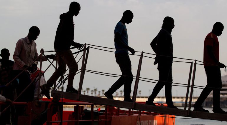 Algunos de los 53 inmigrantes adultos de origen subsahariano que han sido rescatados en una patera a 40 millas al sur del cabo Sacratif en el mar de Alborán Algunos de los 53 inmigrantes adultos de origen subsahariano que han sido rescatados en una patera a 40 millas al sur del cabo Sacratif en el mar de Alborán