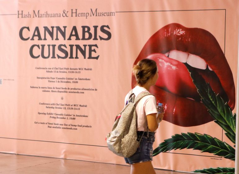 Una joven pasa ante un cartel que anuncia diferentes eventos dentro de la Feria Spannabis que se ha celebrado este fin de semana en Madrid y pretende acercar el mundo del cáñamo desde un punto de vista medicinal, de autocultivo y sus usos en la actualidad. Una joven pasa ante un cartel que anuncia diferentes eventos dentro de la Feria Spannabis que se ha celebrado este fin de semana en Madrid y pretende acercar el mundo del cáñamo desde un punto de vista medicinal, de autocultivo y sus usos en la actualidad.