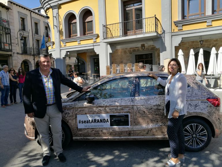 Enrique Pascual, presidente del Consejo Regulador Ribera del Duero, y Milagros Marcos, consejera de Agricultura, dieron su respaldo a la candidatura SEAT Aranda Enrique Pascual, presidente del Consejo Regulador Ribera del Duero, y Milagros Marcos, consejera de Agricultura, dieron su respaldo a la candidatura SEAT Aranda