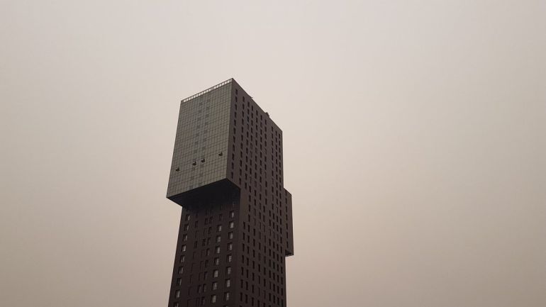Imagen de la torre de la Rosaleda, entre el humo Imagen de la torre de la Rosaleda, entre el humo