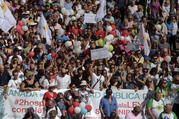 Bajo el lema "Granada por una sanidad pública y digna" la manifestación organizada por la asociación Justicia por la Sanidad, que lidera Jesús Candel, partía a las 12 de la Delegación de Salud en la Caleta de Granada para reivindicar una sanidad digna para Andalucía Bajo el lema "Granada por una sanidad pública y digna" la manifestación organizada por la asociación Justicia por la Sanidad, que lidera Jesús Candel, partía a las 12 de la Delegación de Salud en la Caleta de Granada para reivindicar una sanidad digna para Andalucía