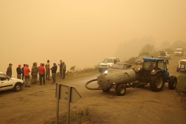 Varios vecinos preocupados por las llamas esta mañana junto al incendio forestal en las proximidades de la Reserva Natural de los Ancares (Lugo). Varios vecinos preocupados por las llamas esta mañana junto al incendio forestal en las proximidades de la Reserva Natural de los Ancares (Lugo).
