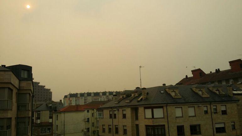 El humo tapa el cielo de Torrelavega. El humo tapa el cielo de Torrelavega.