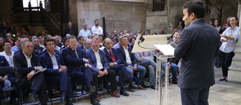 El conseller Marzà presentando el Plan de construcción y reforma de centros educativos a los alcaldes El conseller Marzà presentando el Plan de construcción y reforma de centros educativos a los alcaldes