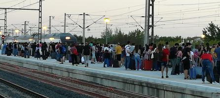 El andén del Ave presentaba este aspecto el domingo por la tarde El andén del Ave presentaba este aspecto el domingo por la tarde
