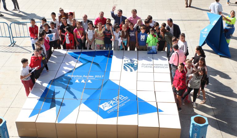 Niños del colegio Rayuela han compuesto un puzzle con la Pajarita Azul del reciclaje. Niños del colegio Rayuela han compuesto un puzzle con la Pajarita Azul del reciclaje.
