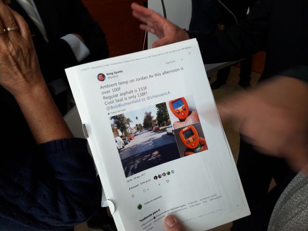 La ciudad de Los Angeles está probando una técnica parecida para "blanquear" el pavimento de las calles, pero con pintura La ciudad de Los Angeles está probando una técnica parecida para "blanquear" el pavimento de las calles, pero con pintura