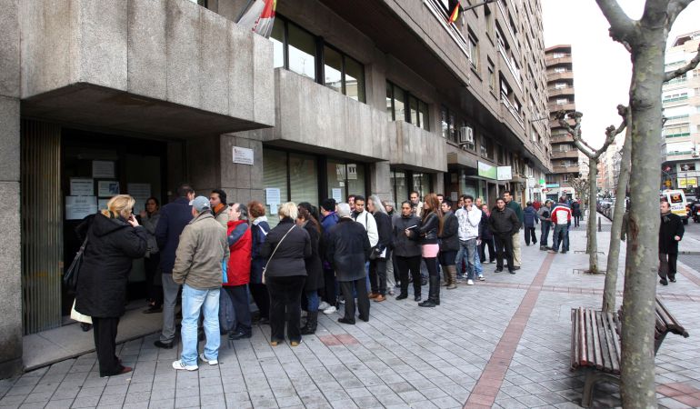 Cola ante la Gerencia de Servicios Sociales de Valladolid para solicitar la Renta Garantizada de Ciudadanía Cola ante la Gerencia de Servicios Sociales de Valladolid para solicitar la Renta Garantizada de Ciudadanía