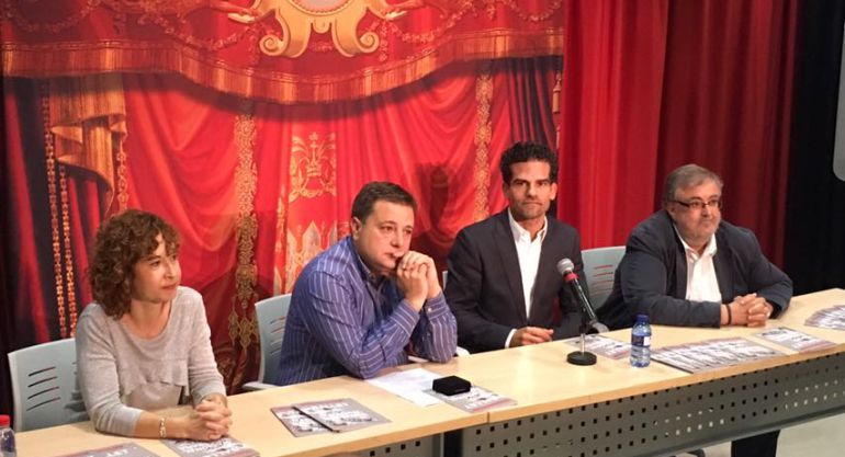 Presentación del espectáculo del Ballet Nacional con Mari Ángeles Martínez (concejal de Cultura), Manuel Serrano (alcalde), Antonio Najarro (director del Ballet Nacional) y Ricardo Beléndez (gerente de Cultural Albacete) Presentación del espectáculo del Ballet Nacional con Mari Ángeles Martínez (concejal de Cultura), Manuel Serrano (alcalde), Antonio Najarro (director del Ballet Nacional) y Ricardo Beléndez (gerente de Cultural Albacete)