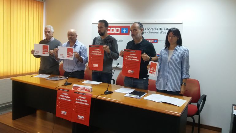 Los miembros del Área Pública de CCOO de Asturias, con el secretario general del sindicato, José Manuel Zapico, en el centro. A la derecha, Eva Suárez, de la Secretaría de Coordinación y Defensa de lo Público. Los miembros del Área Pública de CCOO de Asturias, con el secretario general del sindicato, José Manuel Zapico, en el centro. A la derecha, Eva Suárez, de la Secretaría de Coordinación y Defensa de lo Público.