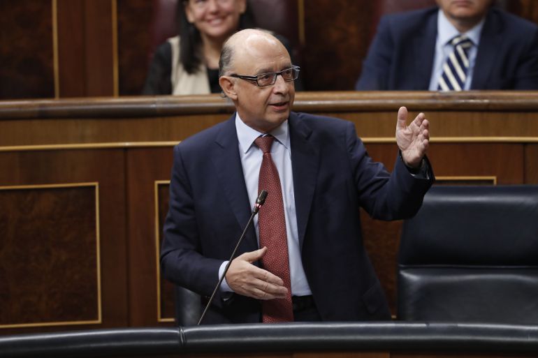El ministro de Hacienda, Cristóbal Montoro, interviene en la sesión de Control al Gobierno celebrada hoy en el Congreso de los Diputados El ministro de Hacienda, Cristóbal Montoro, interviene en la sesión de Control al Gobierno celebrada hoy en el Congreso de los Diputados