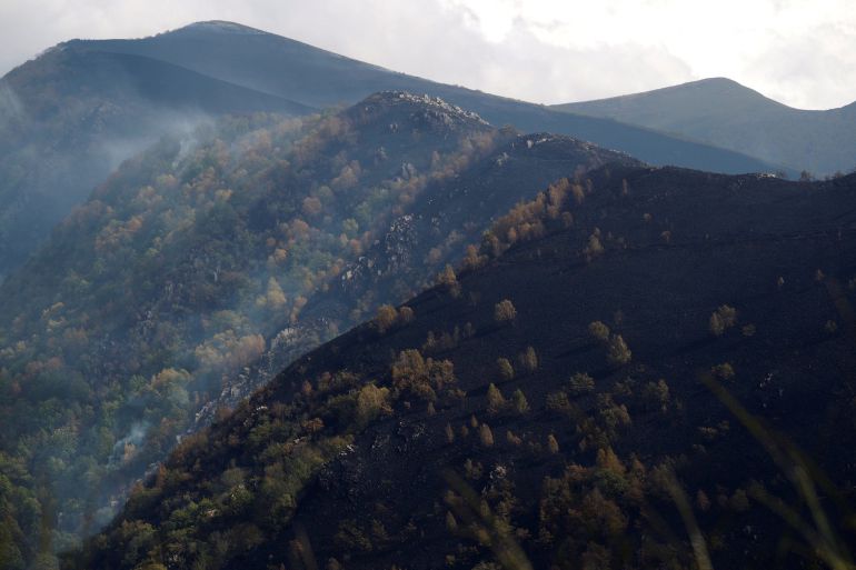 Vista general de los montes arrasados por el fuego en la zona de los Ancares, Reserva Natural de Galicia Vista general de los montes arrasados por el fuego en la zona de los Ancares, Reserva Natural de Galicia
