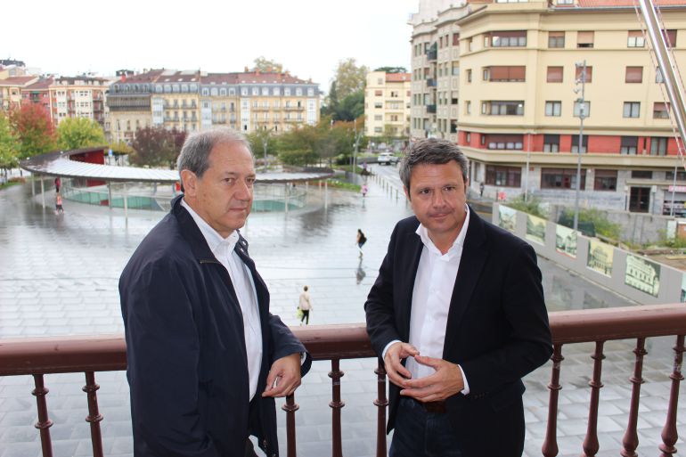 Gerardo García, presidente de la AFI y José Antonio Santano, alcalde de Irun, en el balcón del Ayuntamiento.