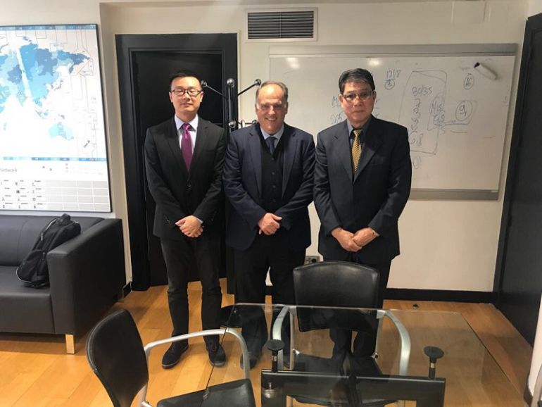 Bin Wang, Javier Tebas y Xu Genbao. Bin Wang, Javier Tebas y Xu Genbao.