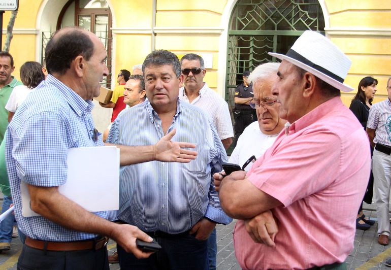 Miguel Ángel Peláez, presidente de la comunidad de regantes de Tordesillas informa a los agricultores tras una reunión en la sede de la CHD, durante el verano Miguel Ángel Peláez, presidente de la comunidad de regantes de Tordesillas informa a los agricultores tras una reunión en la sede de la CHD, durante el verano