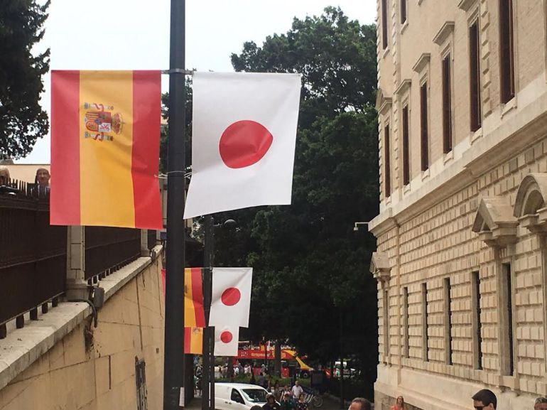 Banderas de España y Japón llenan las calles de Málaga Banderas de España y Japón llenan las calles de Málaga