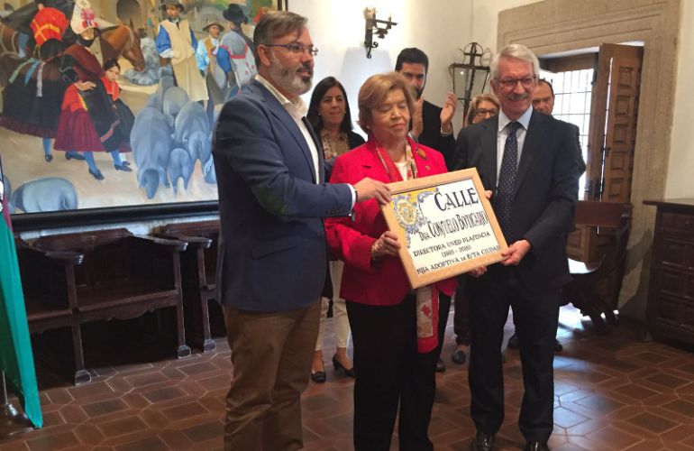 Consuelo Boticario sostiene la placa de su calle junto al alcalde (izq) y el rector de la UNED (dcha) Consuelo Boticario sostiene la placa de su calle junto al alcalde (izq) y el rector de la UNED (dcha)