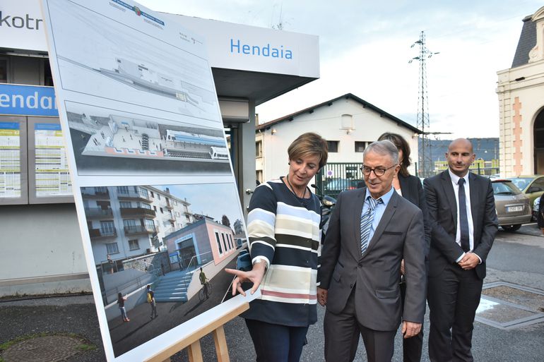 La Consejera de Infraestructuras, Arantza Tapia, y el Viceconsejero de Infraestructuras y Transportes en la presentación de la remodelación de la estación de Hendaia