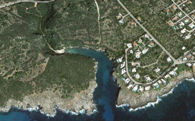 La embarcación llegó hasta la cala durante la noche del miércoles. La embarcación llegó hasta la cala durante la noche del miércoles.