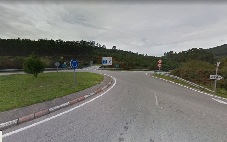 Rotonda de acceso a la vía rápida en O Morrazo que no cuenta con iluminación y está mal señalizada. Rotonda de acceso a la vía rápida en O Morrazo que no cuenta con iluminación y está mal señalizada.