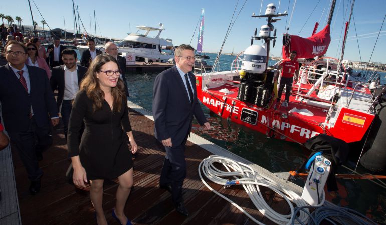 Mónica Oltra y Ximo Puig durante su visita en el recinto de la Volvo Ocean Race Mónica Oltra y Ximo Puig durante su visita en el recinto de la Volvo Ocean Race