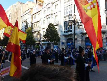 Los participantes en la manifestación "por la unidad de España", aplauden a la Banda de Gaitas Ciudad de Oviedo Los participantes en la manifestación "por la unidad de España", aplauden a la Banda de Gaitas Ciudad de Oviedo