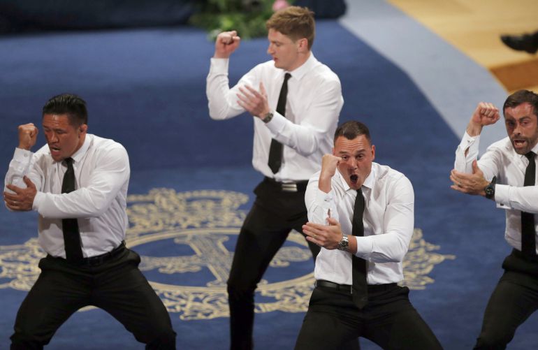 Israel Dagg (2d), Jordie Barrett (2i), Keven Mealamu (i), y Conrad Smith (d), jugadores de los All Blacks, la selección masculina de rugby de Nueva Zelanda, Premio Princesa de Asturias 2017 de los Deportes, realizan la "haka", durante la ceremonia de entrega de los galardones hoy en el Teatro Campoamor. EFE. José Luis Cereijido Israel Dagg (2d), Jordie Barrett (2i), Keven Mealamu (i), y Conrad Smith (d), jugadores de los All Blacks, la selección masculina de rugby de Nueva Zelanda, Premio Princesa de Asturias 2017 de los Deportes, realizan la "haka", durante la ceremonia de entrega de los galardones hoy en el Teatro Campoamor. EFE. José Luis Cereijido