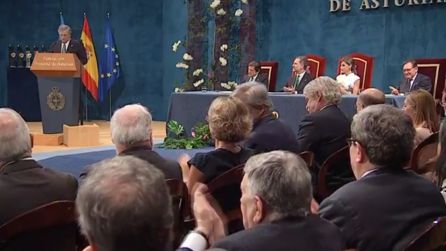 Momento de la intervención de Antonio Tajani. En la mesa presidencial de izquierda a derecha, el presidente del Principado, Javier Fernández; Felipe VI; Doña Leticia; y el presidente de la Fundación Princesa de Asturias, Matías Rodríguez Inciarte. Momento de la intervención de Antonio Tajani. En la mesa presidencial de izquierda a derecha, el presidente del Principado, Javier Fernández; Felipe VI; Doña Leticia; y el presidente de la Fundación Princesa de Asturias, Matías Rodríguez Inciarte.