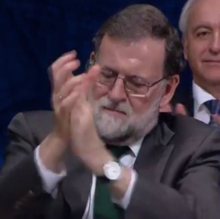 Mariano Rajoy aplaude la intervención de Antonio Tajani. Mariano Rajoy aplaude la intervención de Antonio Tajani.