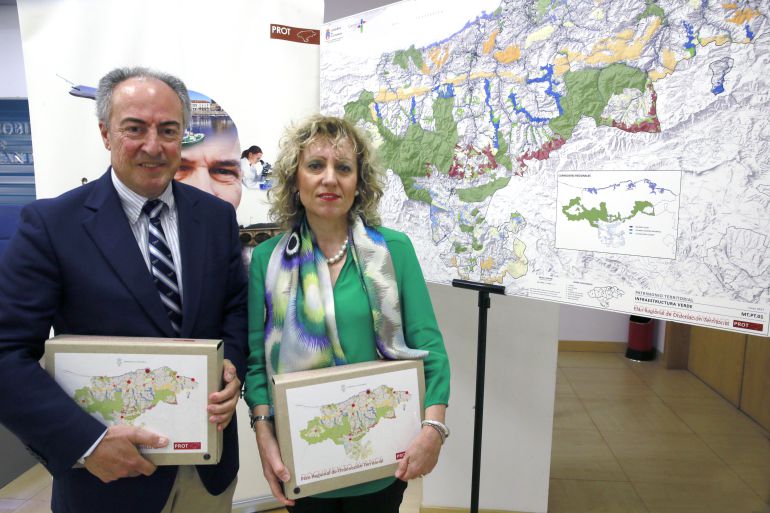 Lombera y Díaz Tezanos, junto al mapa del PROT Lombera y Díaz Tezanos, junto al mapa del PROT