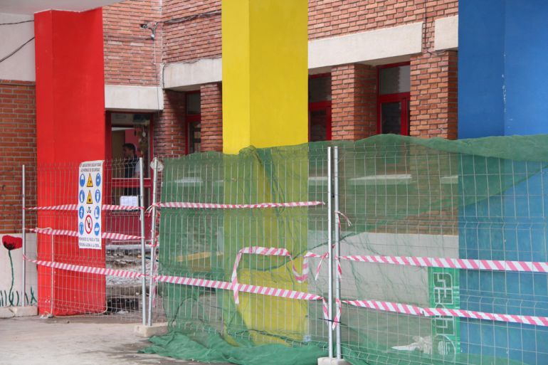 Zona vallada donde se están ejecutando las obras de instalación del ascensor en el CEIP Santa Clara Zona vallada donde se están ejecutando las obras de instalación del ascensor en el CEIP Santa Clara