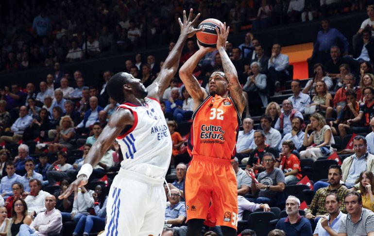 GRA240. VALENCIA, 20102017.- El escolta estadounidense del Valencia Basket Erick Green (d), lanza ante el pivot estadounidense del Anadolu Efes, Bryant Dunston, durante el partido de la segunda jornada de la Euroliga que disputan esta noche en el pabellón de la Fuente San Luis. EFEKai Försterling GRA240. VALENCIA, 20102017.- El escolta estadounidense del Valencia Basket Erick Green (d), lanza ante el pivot estadounidense del Anadolu Efes, Bryant Dunston, durante el partido de la segunda jornada de la Euroliga que disputan esta noche en el pabellón de la Fuente San Luis. EFEKai Försterling