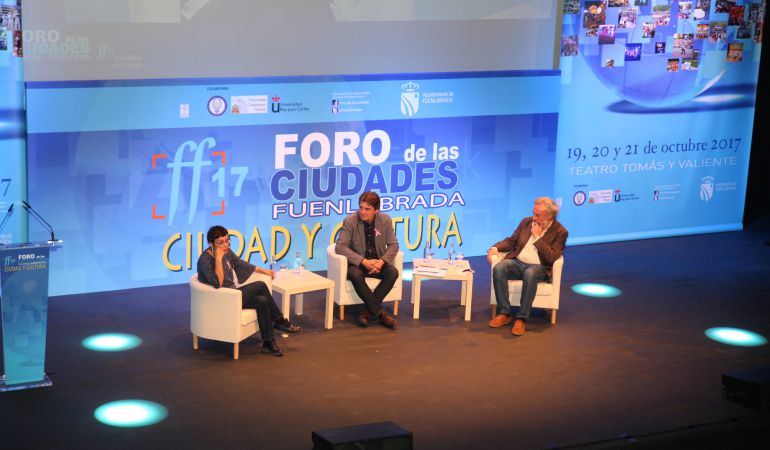 Julio LLamazares intervino en el primer debate del Foro de las Ciudades que se celebra hasta el sábado. Julio LLamazares intervino en el primer debate del Foro de las Ciudades que se celebra hasta el sábado.