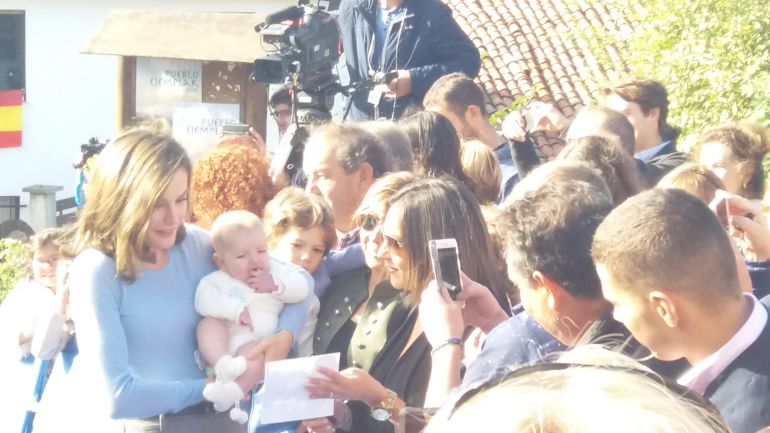 la reina Letizia, en un momento de la visita a Poreñu la reina Letizia, en un momento de la visita a Poreñu