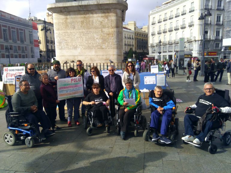 Algunos de los afectados por la polio, concentrados en la Puerta del Sol. Algunos de los afectados por la polio, concentrados en la Puerta del Sol.