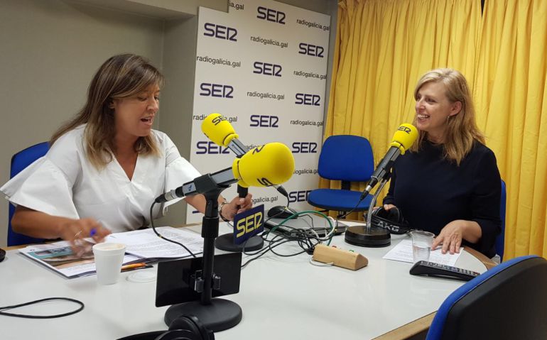 La conselleira de medioambiente, Beatriz Mato, en el estudio de Radio Galicia con Aida Pena antes de la entrevista La conselleira de medioambiente, Beatriz Mato, en el estudio de Radio Galicia con Aida Pena antes de la entrevista