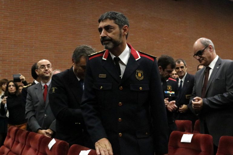 El major dels Mossos d'Esquadra, Josep Lluís Trapero, alçat després de rebre un esclat d'aplaudiments dels assistents a la inauguració del curs acadèmic de l'ISPC, el 20 d'octubre del 2017. (Horitzontal) El major dels Mossos d'Esquadra, Josep Lluís Trapero, alçat després de rebre un esclat d'aplaudiments dels assistents a la inauguració del curs acadèmic de l'ISPC, el 20 d'octubre del 2017. (Horitzontal)