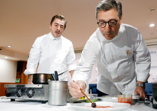 Los hermanos, Jordi y Joan Roca (d), durante la presentación de las becas de gastronomía para impulsar la creatividad y apoyar a los jóvenes talentos. Los hermanos, Jordi y Joan Roca (d), durante la presentación de las becas de gastronomía para impulsar la creatividad y apoyar a los jóvenes talentos.
