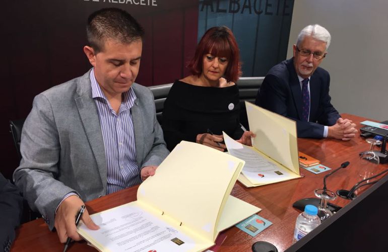 El presidente de la Diputación, Santiago Cabañero; la presidenta de la Asociación de Periodistas, Ana Martínez; y Francisco Martínez Ortuño, responsable de la Obra Social de Globalcaja y director de la Fundación Globalcaja Albacete El presidente de la Diputación, Santiago Cabañero; la presidenta de la Asociación de Periodistas, Ana Martínez; y Francisco Martínez Ortuño, responsable de la Obra Social de Globalcaja y director de la Fundación Globalcaja Albacete