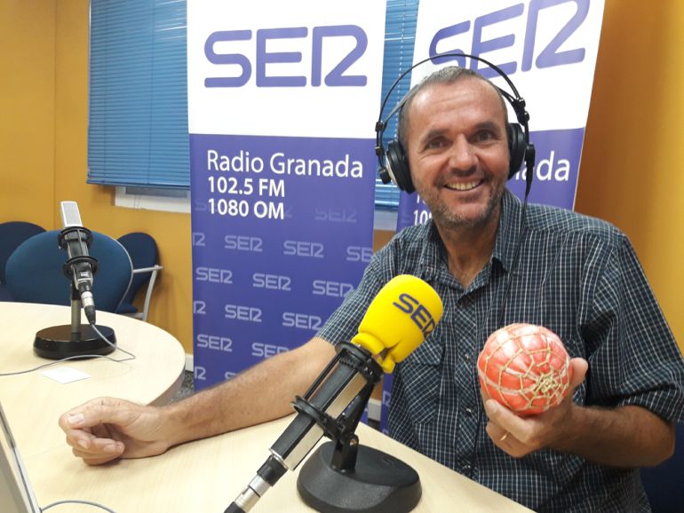 José Luis Guirao muestra una pelota artesanal realizada en Madagascar José Luis Guirao muestra una pelota artesanal realizada en Madagascar